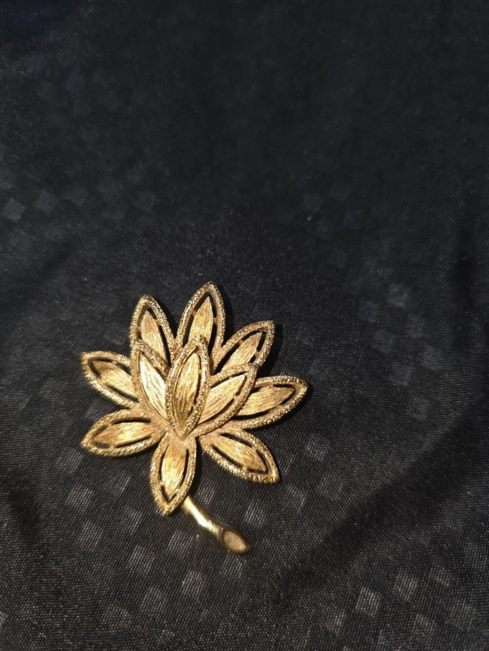 Vintage Avon Gold Tone Floral Brooch Pin Lotus Flower Design Retro Jewelry